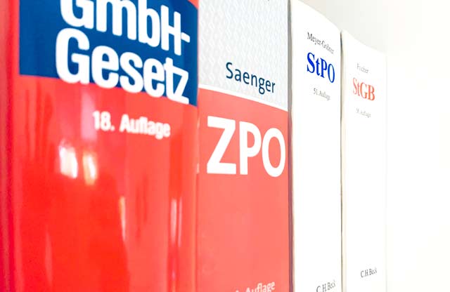 Symbolbild für Unternehmsrecht mit Gesetzbüchern